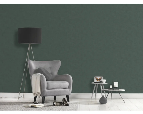 Wohnzimmer mit grüner Vliestapete, Sessel und Stehlampe