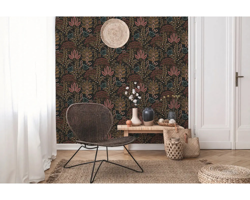 Salon décoré avec papier peint à motifs floraux, fauteuil et banc en bois
