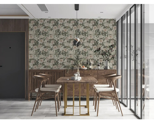 Salle à manger avec papier peint floral, table et chaises en bois.