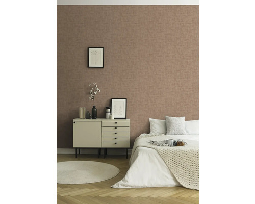 Chambre moderne avec papier peint à motifs, commode et lit