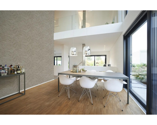 Intérieur d''une maison moderne avec table à manger, chaises et papier peint structuré