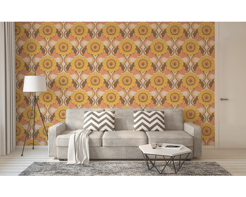 Salon avec papier peint rétro à motif de tournesols, canapé, lampadaire et tapis