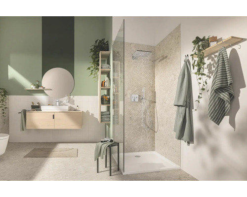 Salle de bains lumineuse avec douche, lavabo et miroir