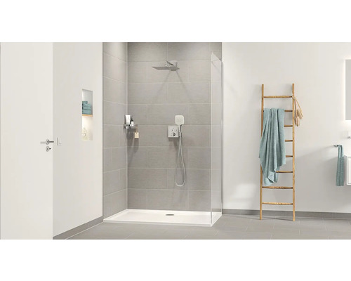 Badezimmer mit Dusche, Duschtasse, Armaturen und Handtuchleiter