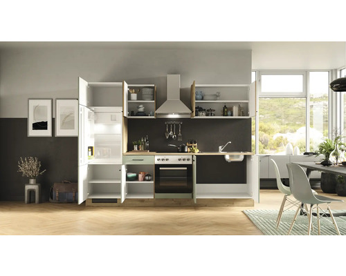 Cuisine moderne avec placards ouverts, réfrigérateur, cuisinière et évier