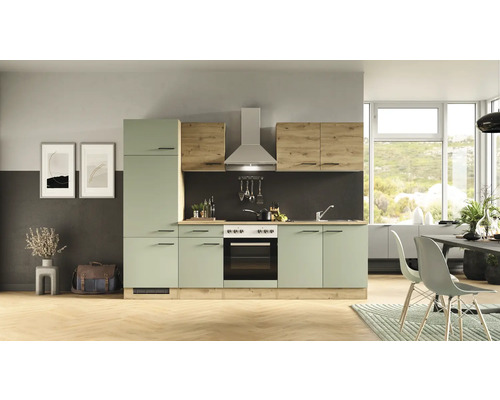 Cuisine claire avec armoires de cuisine en bois et hotte aspirante