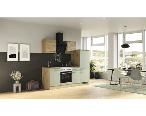 Cuisine complète avec évier, cuisinière, hotte et armoires dans un design clair et moderne.