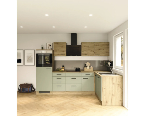 Helle Küche mit modernen Geräten, Arbeitsflächen und Schränken in Holzoptik