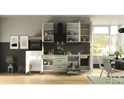 Komplette Küche mit eingebauten Geräten, Schränken, Spüle, Geschirrspüler und Dunstabzugshaube.