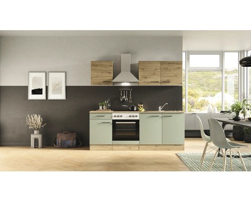 Cuisine claire avec appareils intégrés, évier et plan de travail