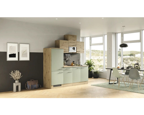 Cuisine lumineuse avec placards intégrés, évier et coin repas dans une pièce aménagée moderne