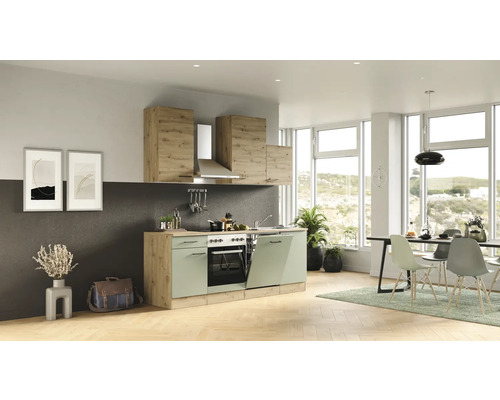 Cuisine lumineuse avec mobilier moderne, table à manger et grandes fenêtres