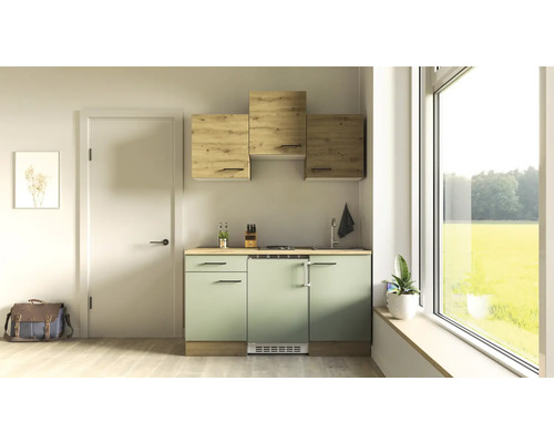 Cuisine équipée avec évier, plaque de cuisson, armoires suspendues et réfrigérateur intégré dans une cuisine lumineuse et moderne.