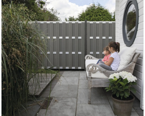 Garten mit Sichtschutzzaun, Bank und Pflanzen