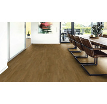 Séjour lumineux avec parquet, table à manger et chaises.