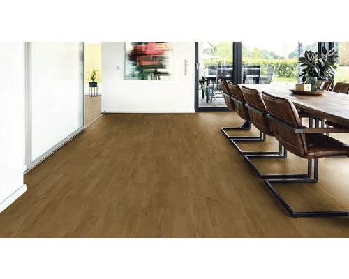 Séjour lumineux avec parquet, table à manger et chaises.