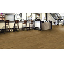 Intérieur avec plancher en bois, tabourets de bar et escalier