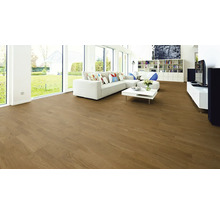 Salon lumineux avec parquet, canapé et baie vitrée