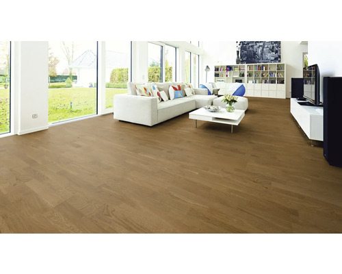 Salon lumineux avec parquet, canapé et baie vitrée