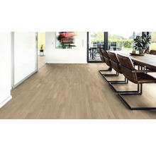 Salon lumineux avec parquet et table à manger