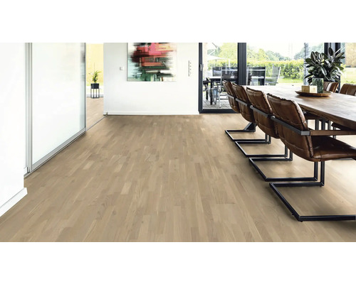 Salon lumineux avec parquet et table à manger