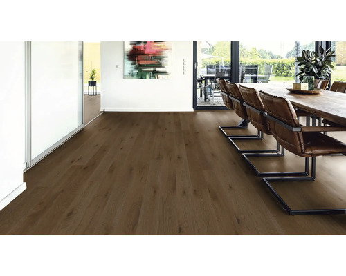 Salon avec sol stratifié aspect bois, table à manger et chaises