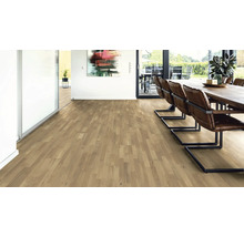 Pièce lumineuse avec plancher en bois, table à manger et chaises