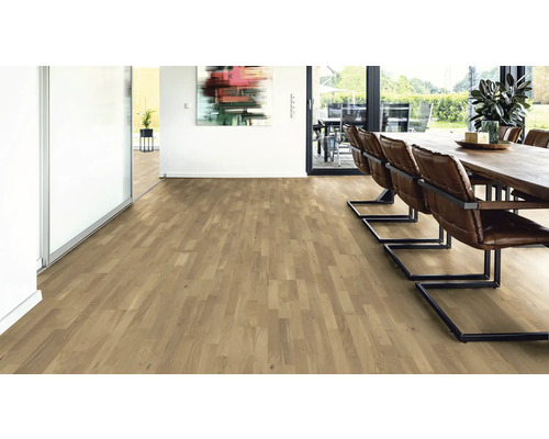 Pièce lumineuse avec plancher en bois, table à manger et chaises