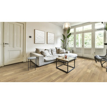 Séjour lumineux avec parquet, canapé et fenêtres