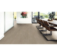 Plancher en bois clair dans une salle à manger avec table et chaises