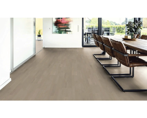 Plancher en bois clair dans une salle à manger avec table et chaises