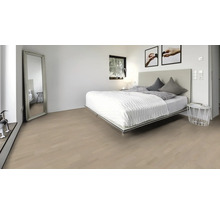 Chambre à coucher lumineuse avec lit, miroir et plancher en bois clair