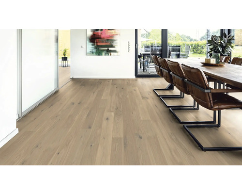 Heller Wohnraum mit Holzboden, Esstisch und Stühlen.