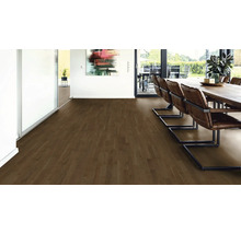 Salon avec sol stratifié et coin repas