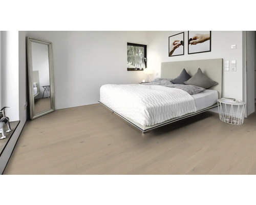 Heller, freundlicher Schlafraum mit Holzboden