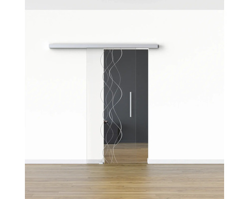 Porte coulissante en verre avec motif linéaire devant un mur