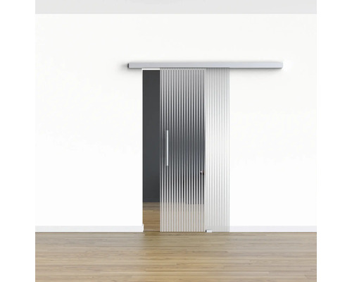 Porte coulissante en verre avec structure rainurée dans une pièce avec parquet