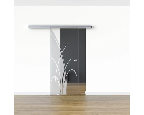 Porte coulissante en verre avec motif de plantes devant un mur blanc