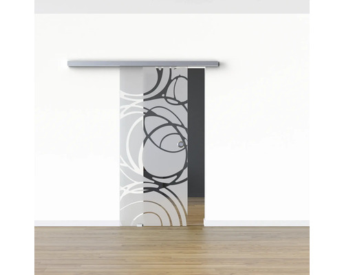 Porte coulissante en verre avec motif devant un mur