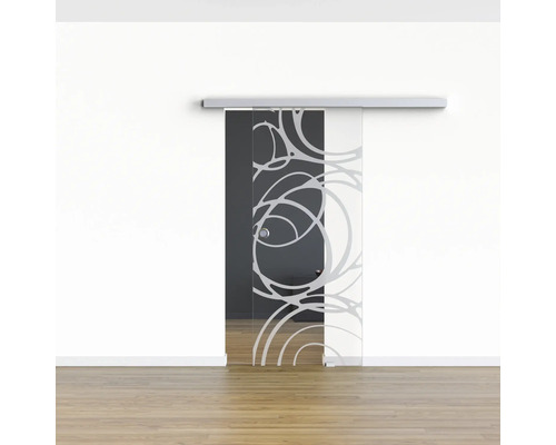 Porte coulissante en verre avec motif devant un mur