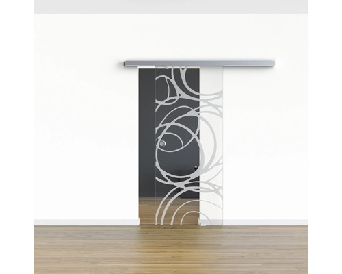 Porte coulissante en verre à motifs devant un mur