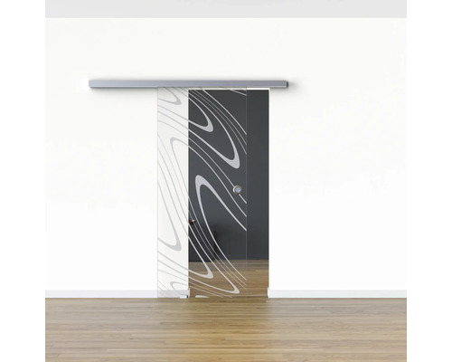 Porte coulissante en verre avec motif devant un mur blanc