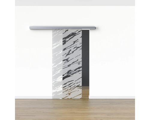 Porte coulissante en verre avec motif abstrait et rail argenté devant un mur blanc