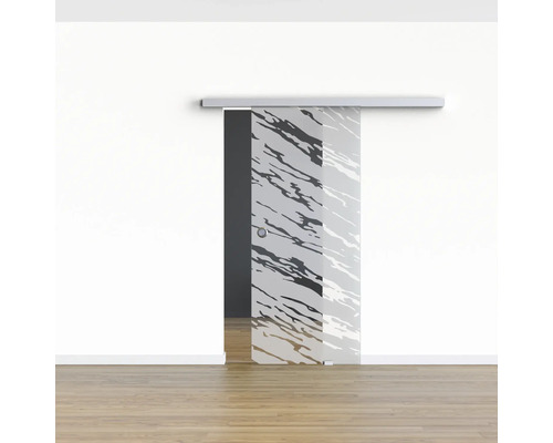 Porte coulissante en verre à motif devant un mur