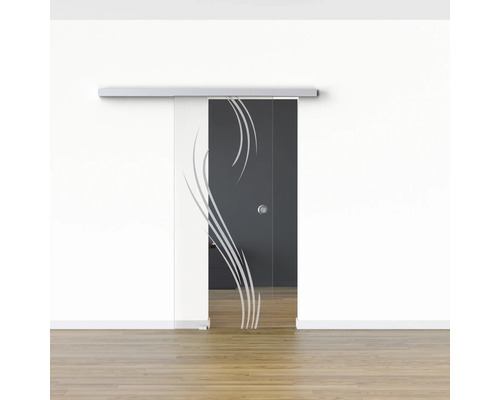 Porte coulissante en verre avec décor devant un mur blanc