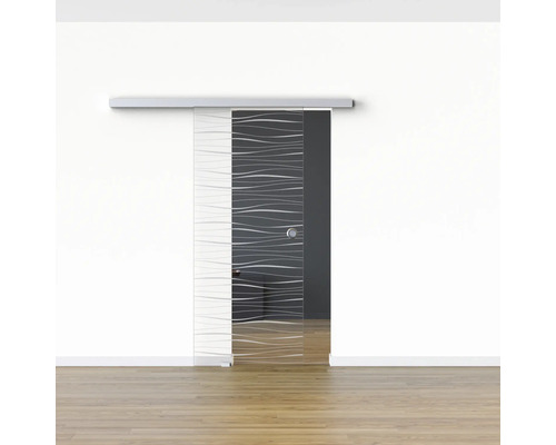 Porte coulissante en verre avec motif rayé devant un mur blanc et un plancher en bois