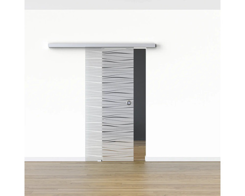 Porte coulissante en verre avec motif ondulé horizontal dans une pièce.