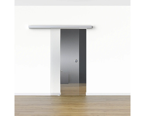 Porte coulissante en verre avec motif rayé dans une pièce