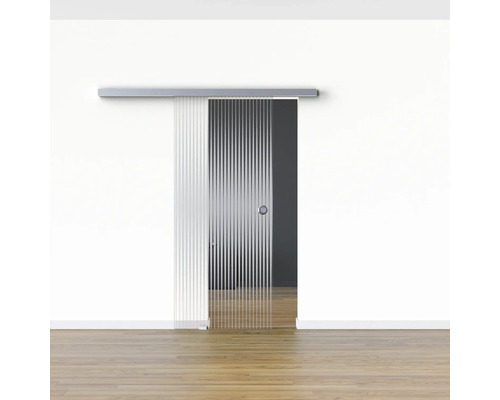 Porte coulissante en verre transparent devant un mur blanc