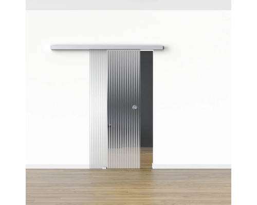 Porte coulissante en verre rainuré devant un mur blanc